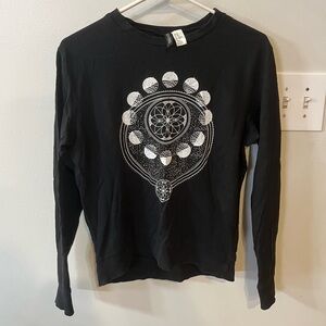 long sleeve shirt 
cute geometric pattern
brand h&m
size xs
good condition